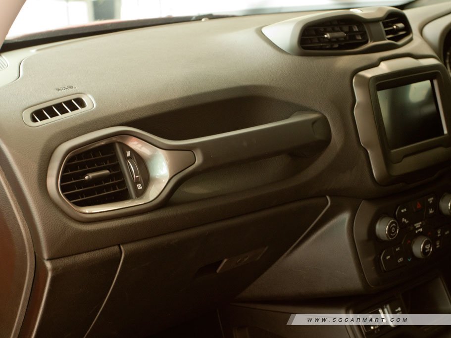 https://i.i-sgcm.com/new_cars/cars/12081/12081_g64