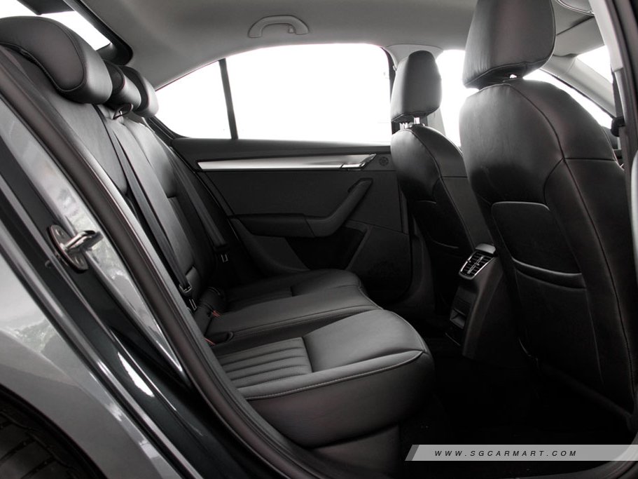 https://i.i-sgcm.com/new_cars/cars/12265/12265_g33