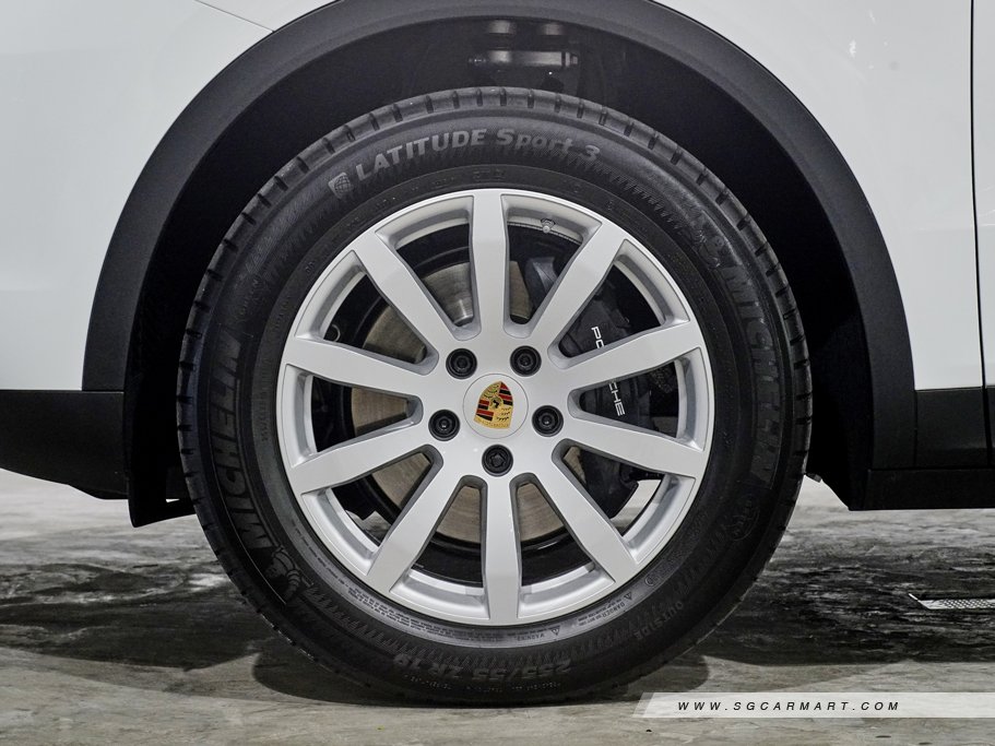 https://i.i-sgcm.com/new_cars/cars/12282/12282_g13