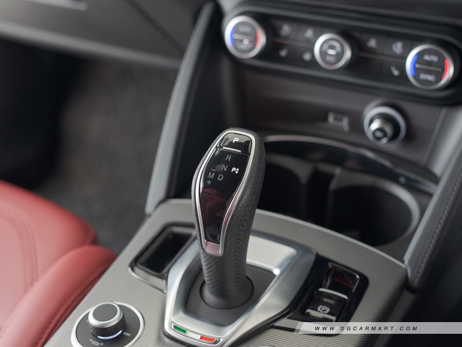https://i.i-sgcm.com/new_cars/cars/12392/12392_g126