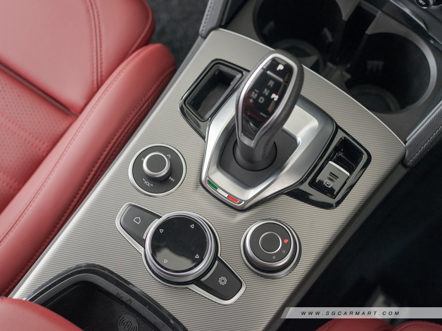 https://i.i-sgcm.com/new_cars/cars/12392/12392_g127