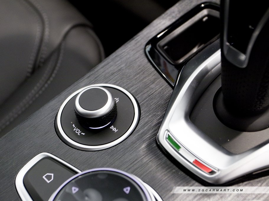 https://i.i-sgcm.com/new_cars/cars/12392/12392_g77