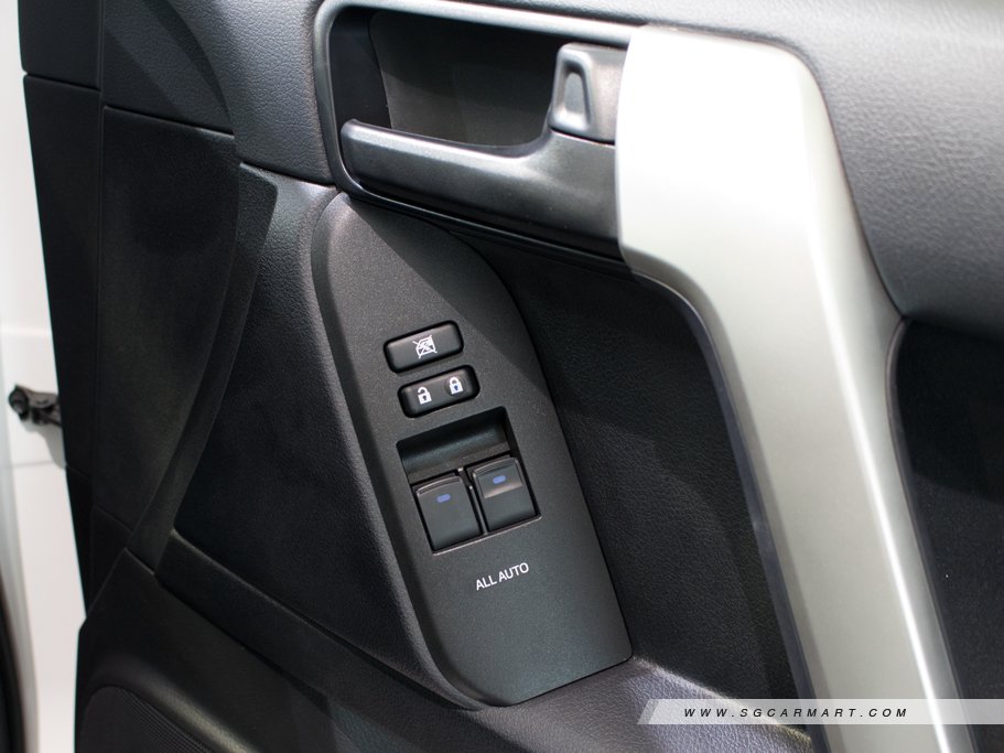 https://i.i-sgcm.com/new_cars/cars/12438/12438_g11