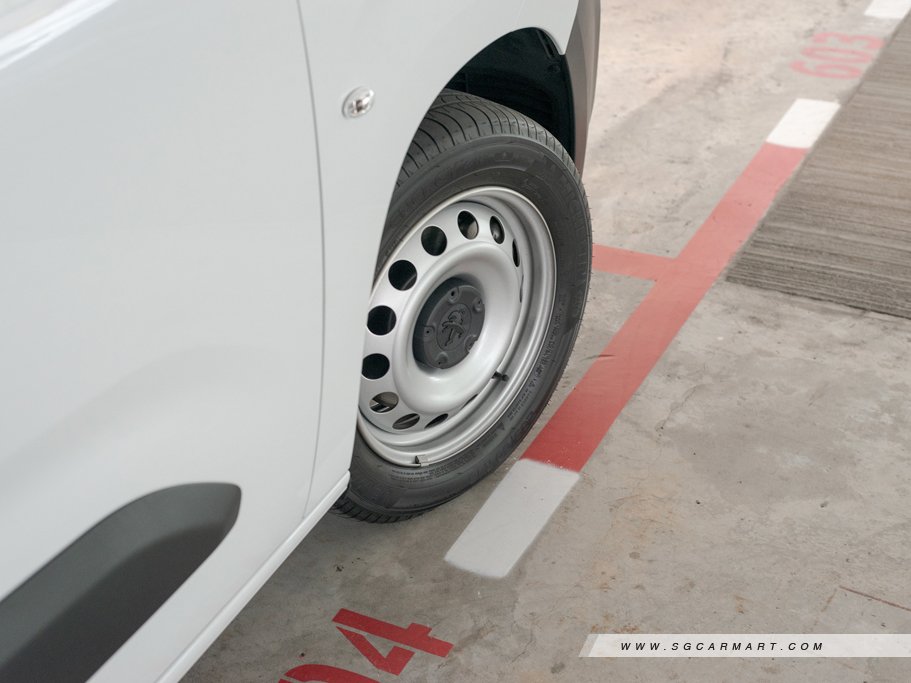 https://i.i-sgcm.com/new_cars/cars/12460/12460_g23