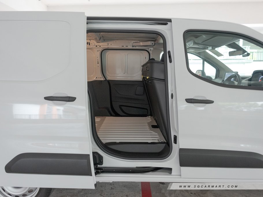 https://i.i-sgcm.com/new_cars/cars/12460/12460_g42