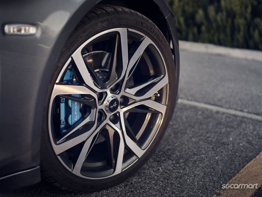 https://i.i-sgcm.com/new_cars/cars/12476/12476_g197