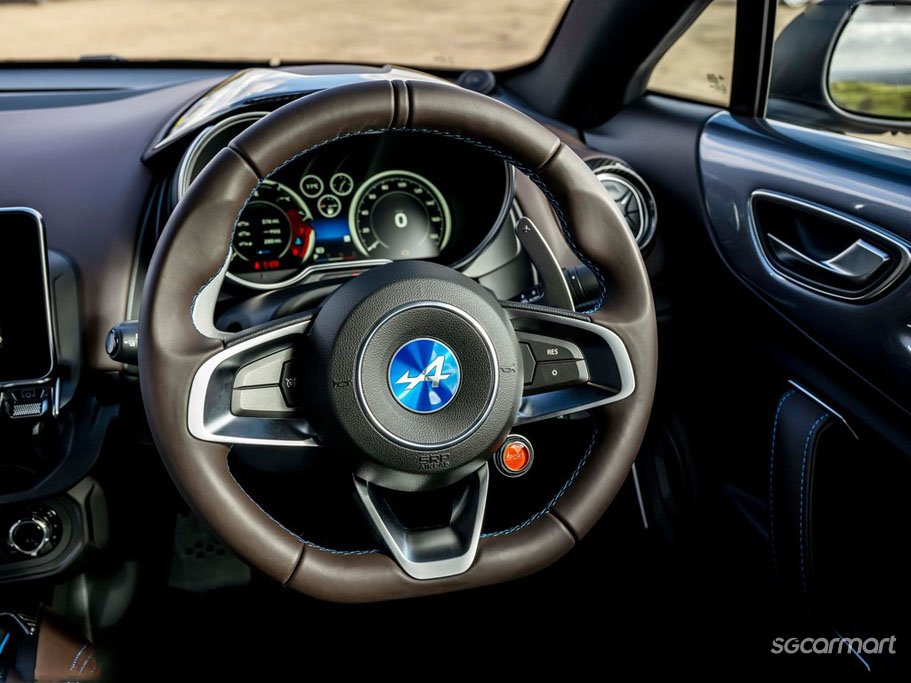 https://i.i-sgcm.com/new_cars/cars/12476/12476_g211