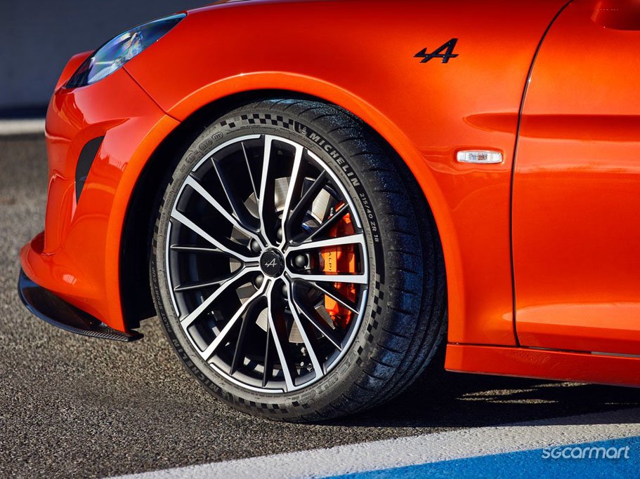 https://i.i-sgcm.com/new_cars/cars/12476/12476_g240