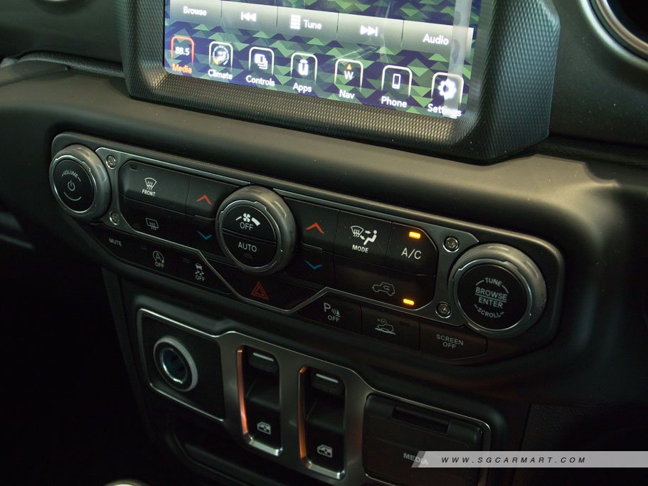 https://i.i-sgcm.com/new_cars/cars/12515/12515_g33