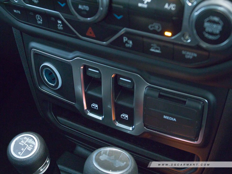 https://i.i-sgcm.com/new_cars/cars/12515/12515_g34