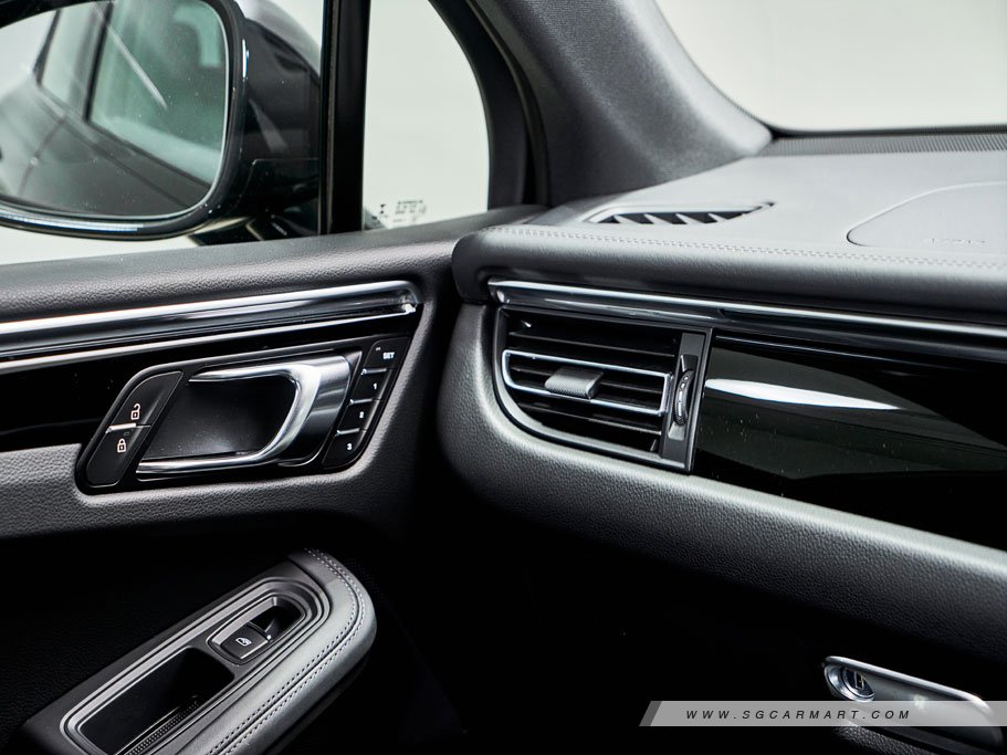 https://i.i-sgcm.com/new_cars/cars/12548/12548_g142