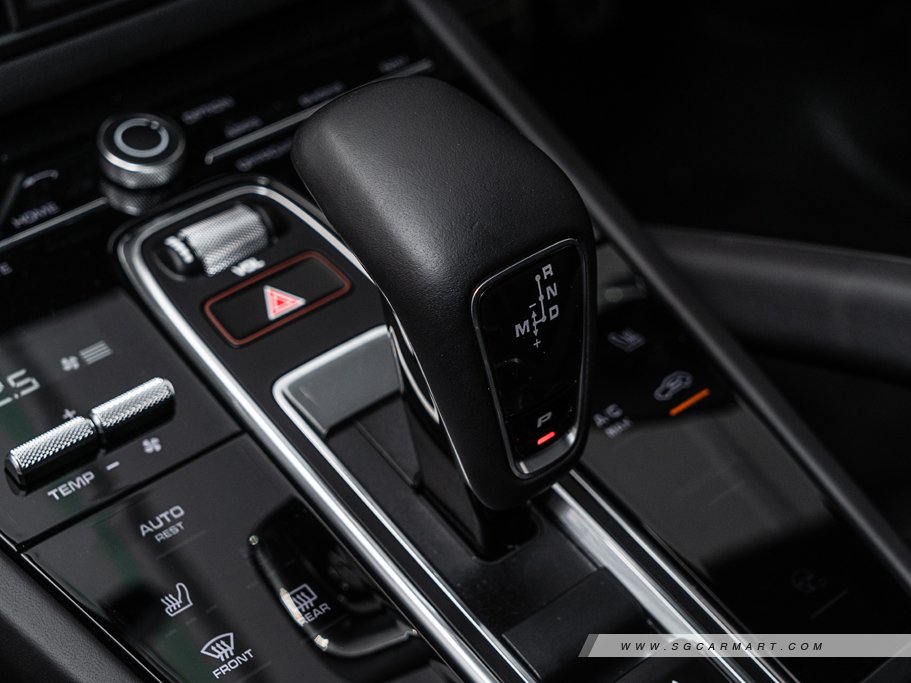 https://i.i-sgcm.com/new_cars/cars/12558/12558_g102