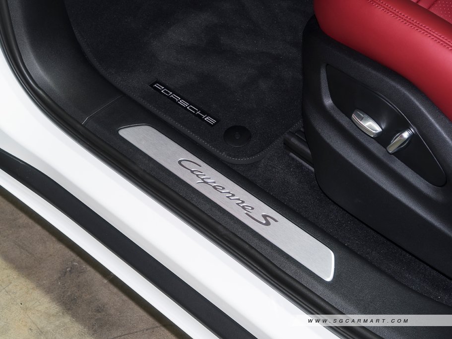 https://i.i-sgcm.com/new_cars/cars/12558/12558_g171