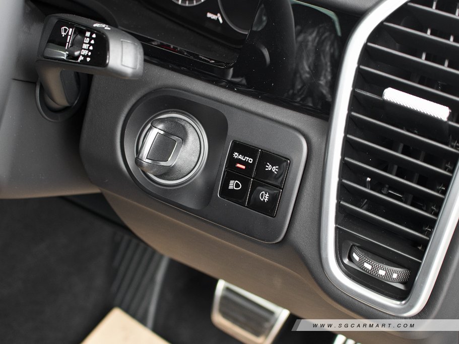 https://i.i-sgcm.com/new_cars/cars/12558/12558_g196