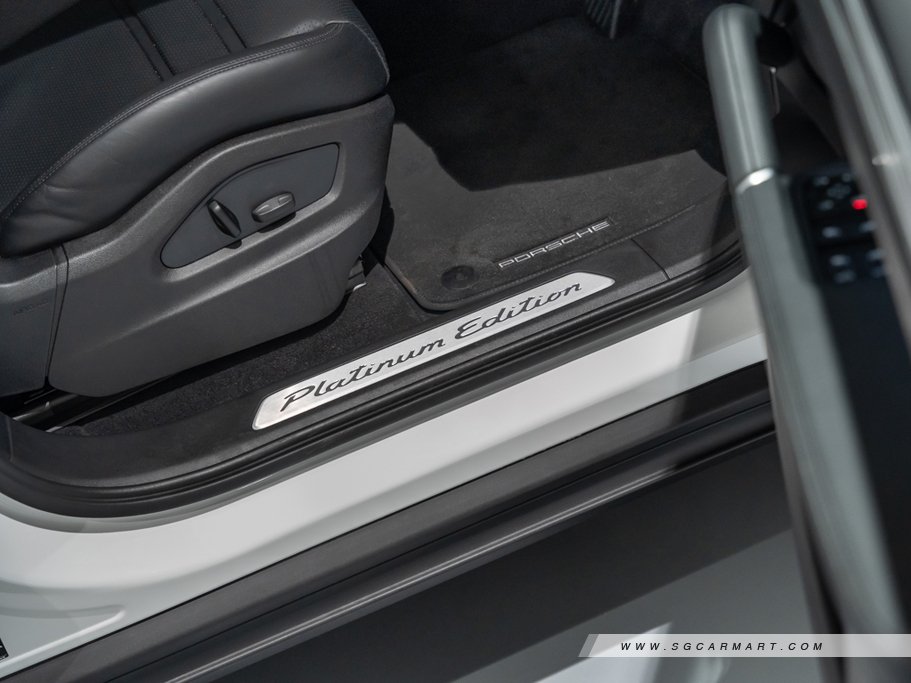 https://i.i-sgcm.com/new_cars/cars/12558/12558_g300