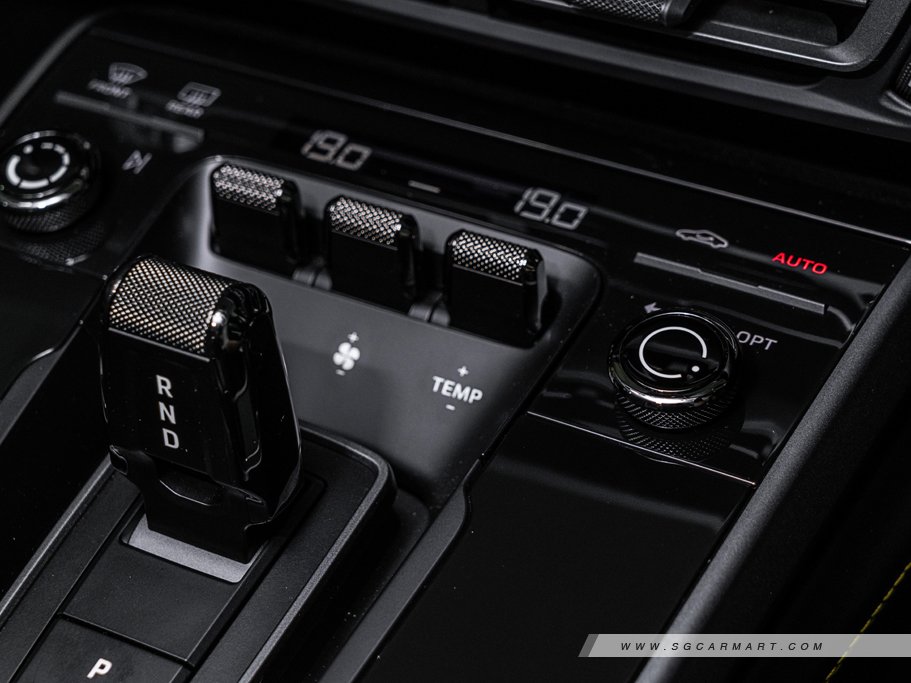 https://i.i-sgcm.com/new_cars/cars/12587/12587_g302