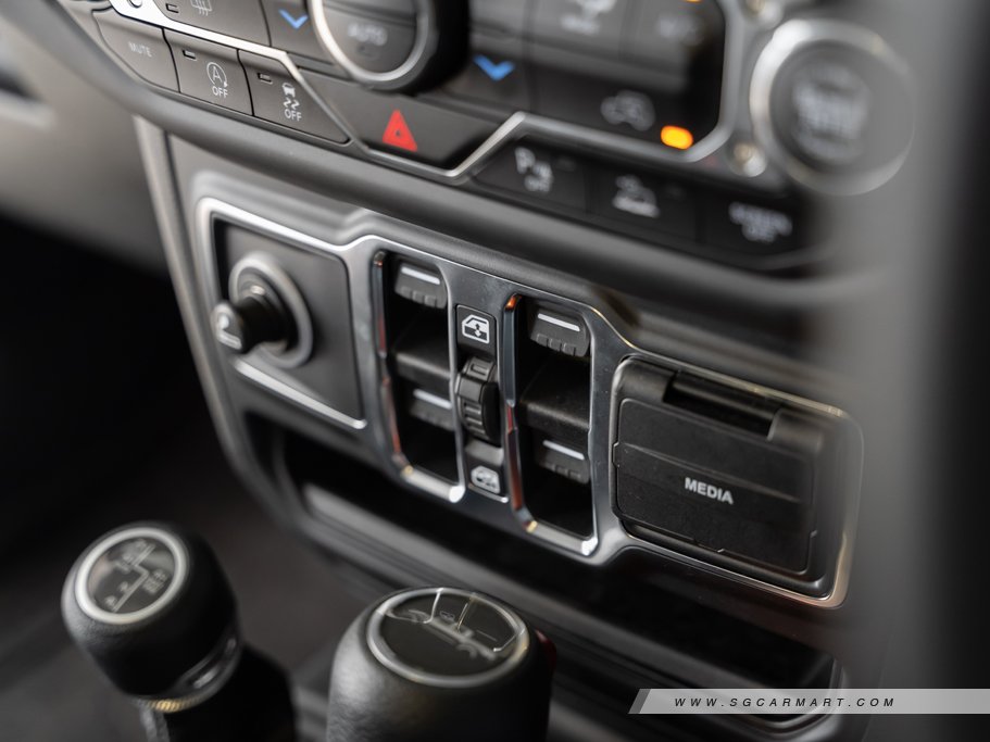https://i.i-sgcm.com/new_cars/cars/12632/12632_g76
