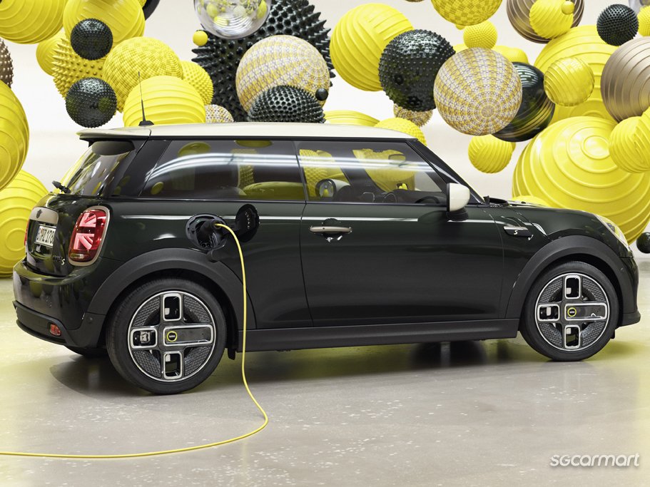 https://i.i-sgcm.com/new_cars/cars/12633/12633_g165
