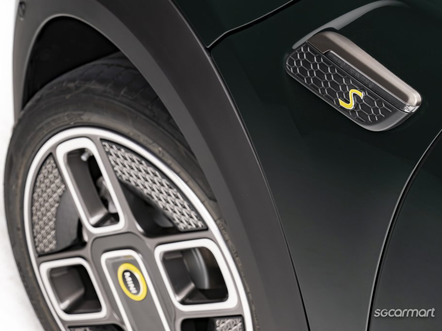 https://i.i-sgcm.com/new_cars/cars/12633/12633_g166