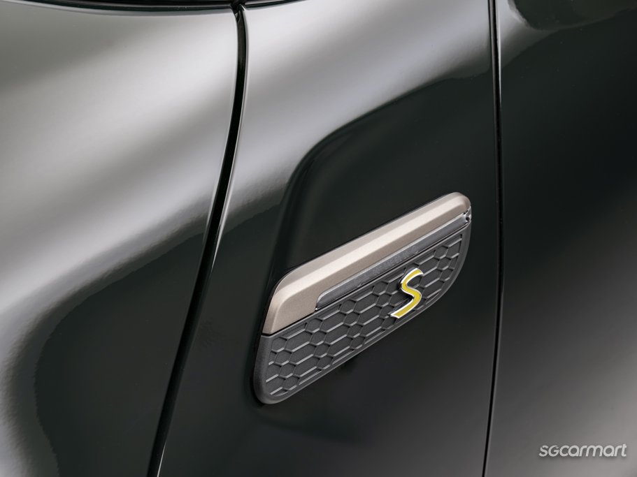 https://i.i-sgcm.com/new_cars/cars/12633/12633_g167