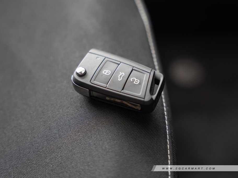 https://i.i-sgcm.com/new_cars/cars/12700/12700_g70