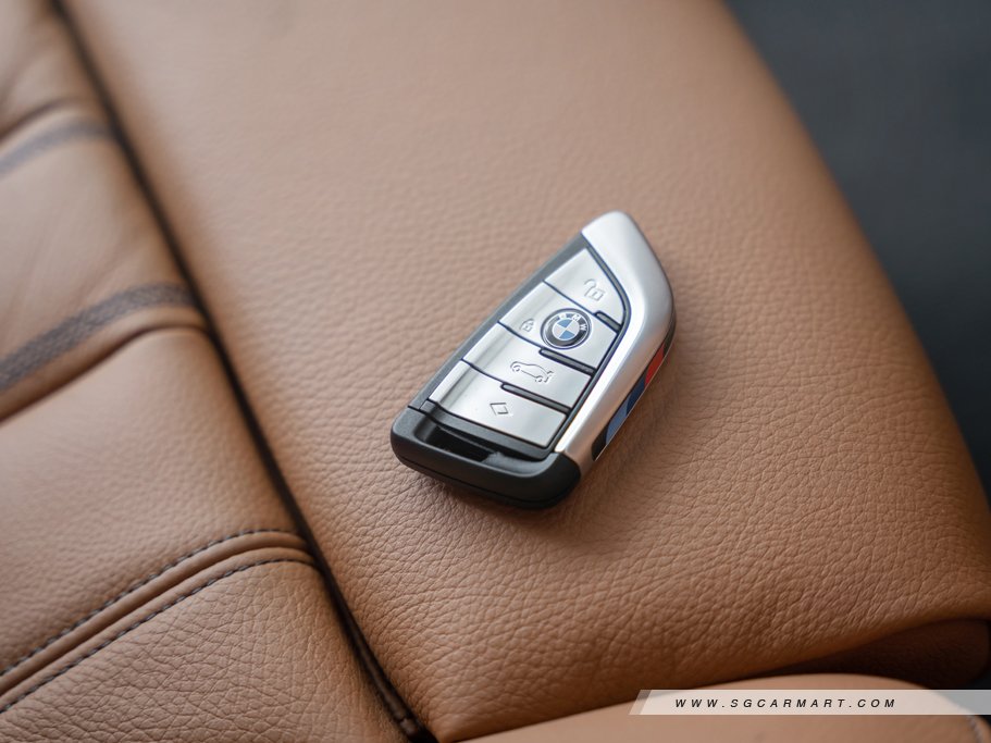 https://i.i-sgcm.com/new_cars/cars/12715/12715_g77