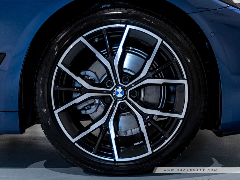 BMW 5 Series Sedan Mild Hybrid 520i M Sport 7
