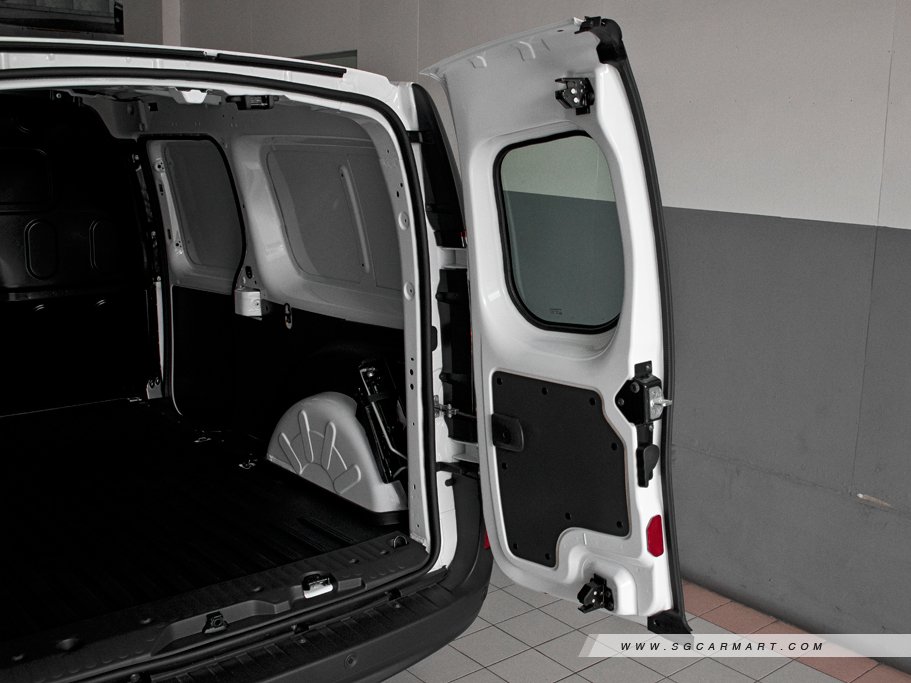 https://i.i-sgcm.com/new_cars/cars/12760/12760_g18