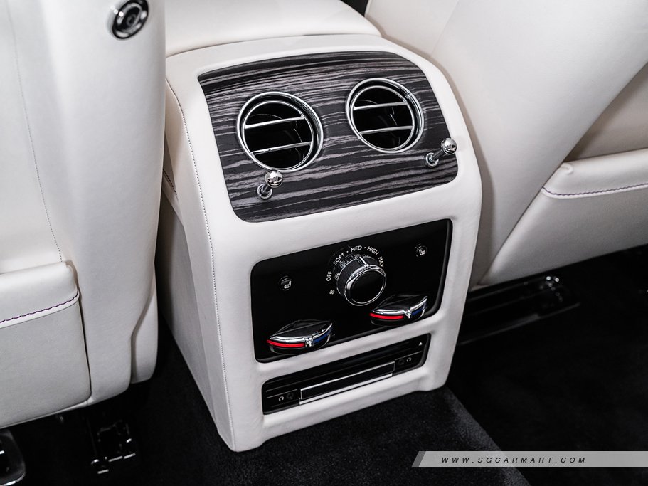 https://i.i-sgcm.com/new_cars/cars/12844/12844_g56