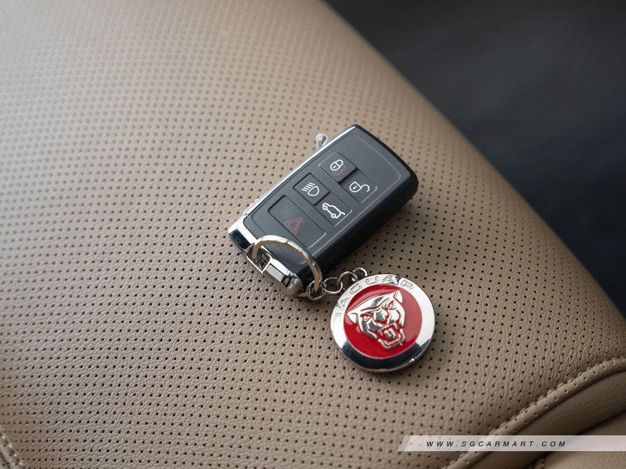 https://i.i-sgcm.com/new_cars/cars/12894/12894_g44