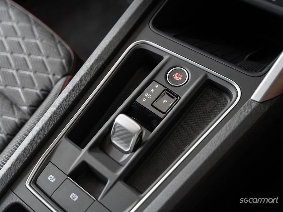 https://i.i-sgcm.com/new_cars/cars/12915/12915_g52