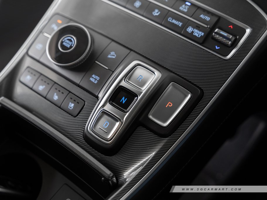https://i.i-sgcm.com/new_cars/cars/12955/12955_g70