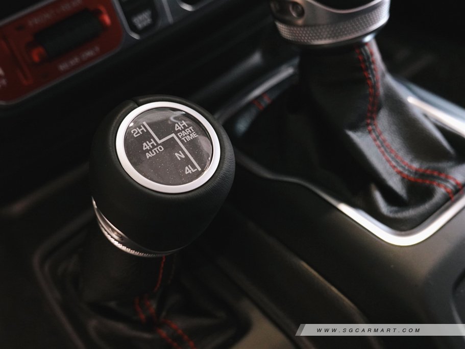 https://i.i-sgcm.com/new_cars/cars/12964/12964_g24