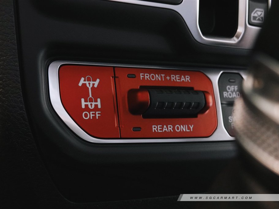 https://i.i-sgcm.com/new_cars/cars/12964/12964_g25