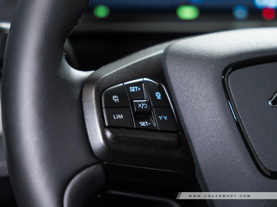 https://i.i-sgcm.com/new_cars/cars/12989/12989_g31
