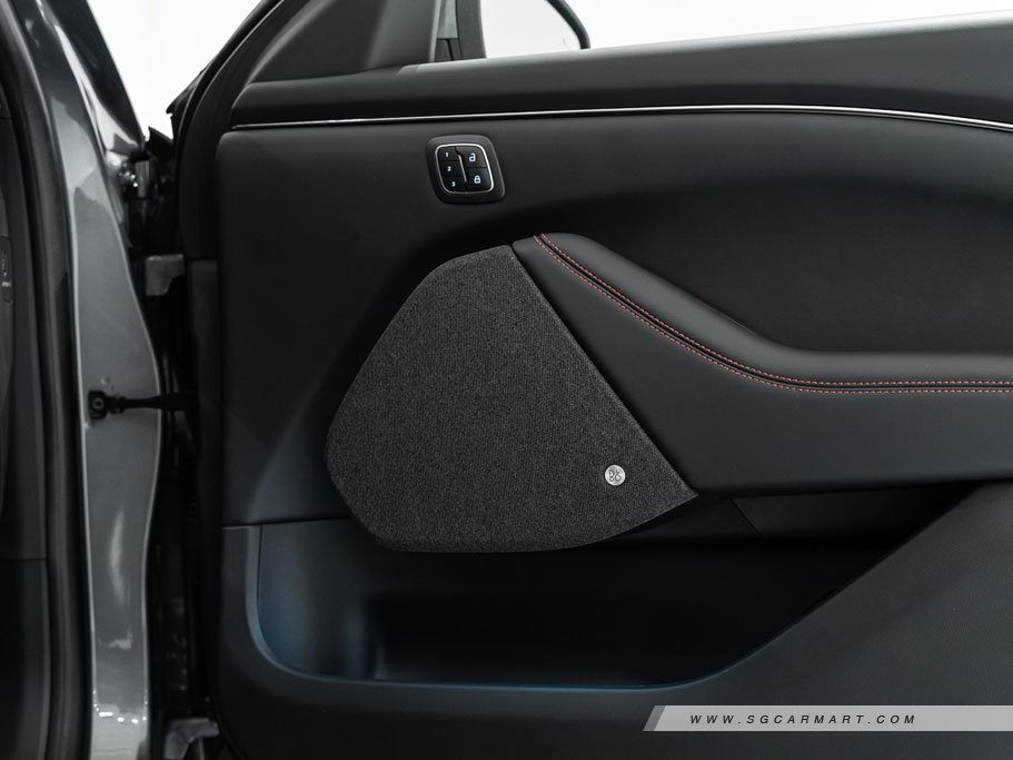 https://i.i-sgcm.com/new_cars/cars/12989/12989_g93