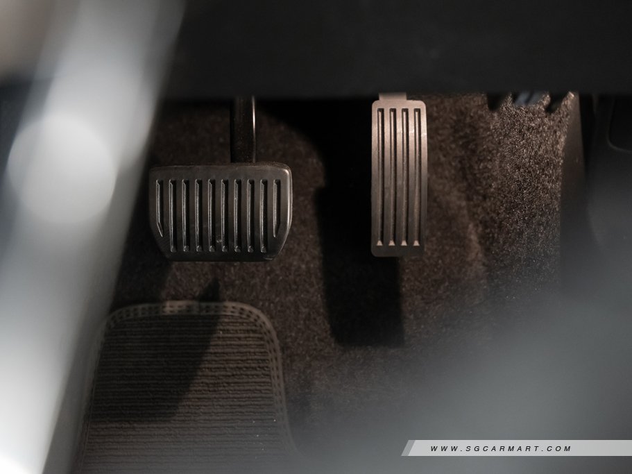 https://i.i-sgcm.com/new_cars/cars/21514/21514_g102