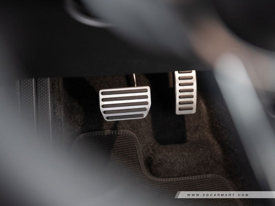 https://i.i-sgcm.com/new_cars/cars/21514/21514_g64