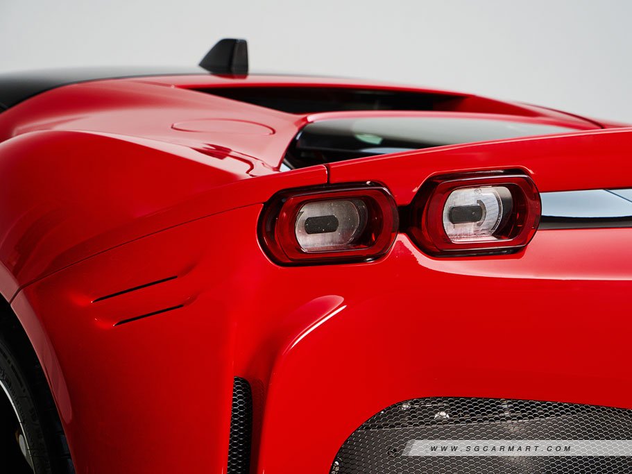 Ferrari SF90 Stradale Plug-in Hybrid 4.0 V8 16