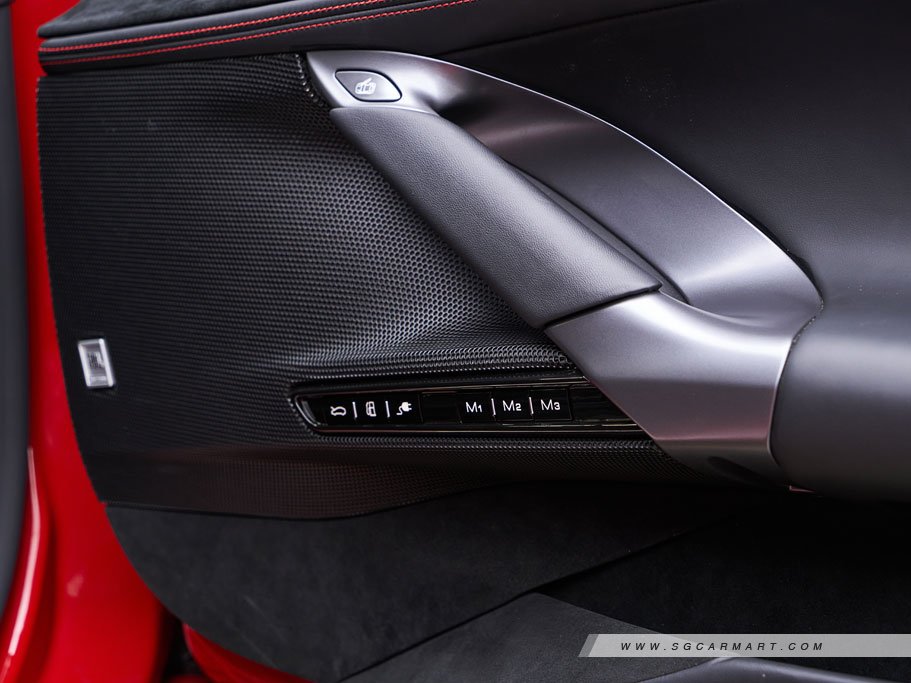Ferrari SF90 Stradale Plug-in Hybrid 4.0 V8 37