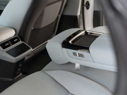 https://i.i-sgcm.com/new_cars/cars/21830/21830_g37
