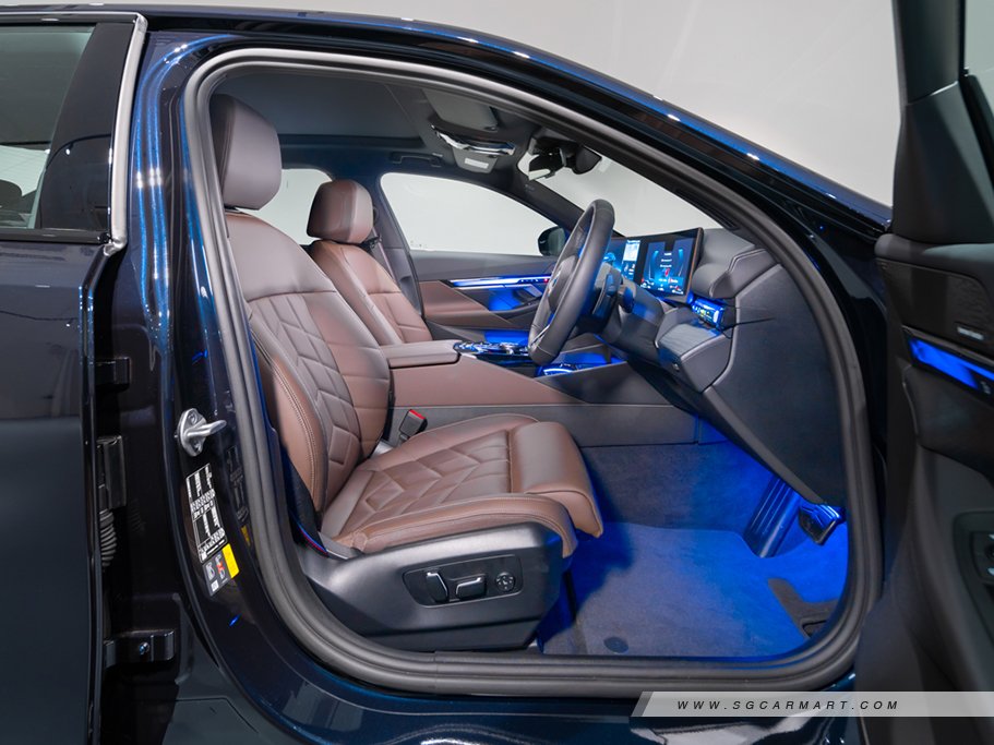 https://i.i-sgcm.com/new_cars/cars/21952/21952_g14