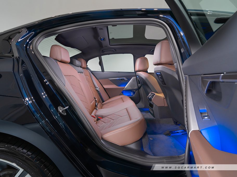 https://i.i-sgcm.com/new_cars/cars/21952/21952_g15