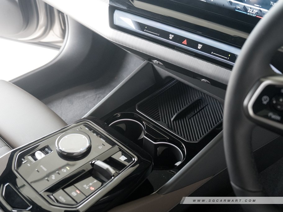https://i.i-sgcm.com/new_cars/cars/22003/22003_g26
