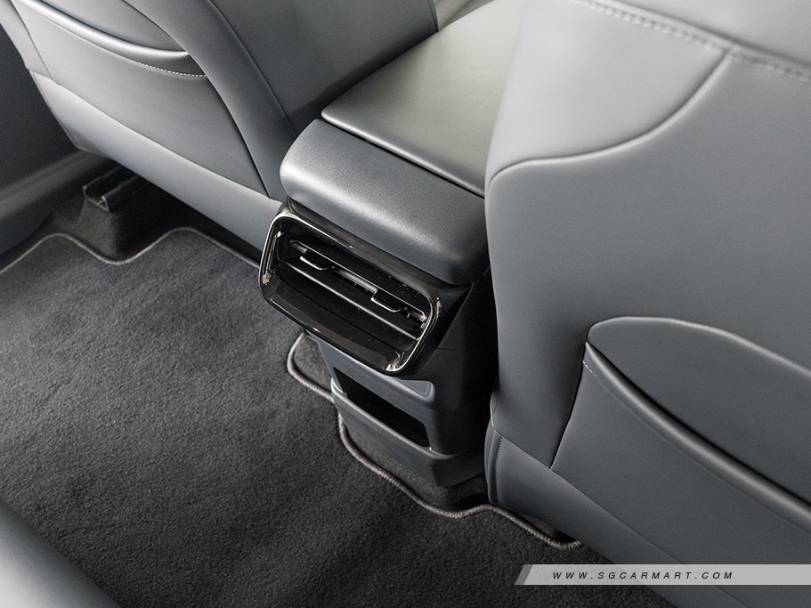 https://i.i-sgcm.com/new_cars/cars/22034/22034_g33