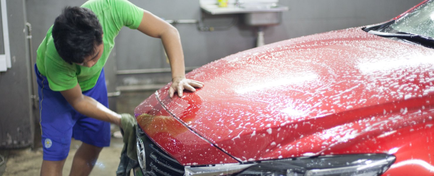 Affordable car wash with vacuum & interior clean by car grooming companies