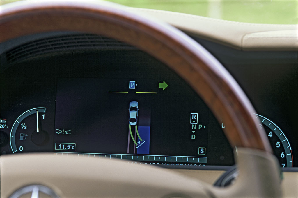The technology behind the new Mercedes-Benz CL-Class - Parking assistance