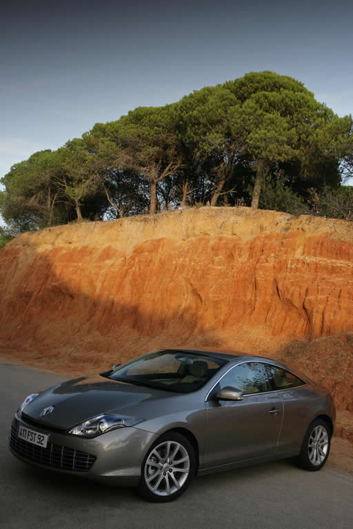 Renault's new coupe draws in the crowds at London shopping mall