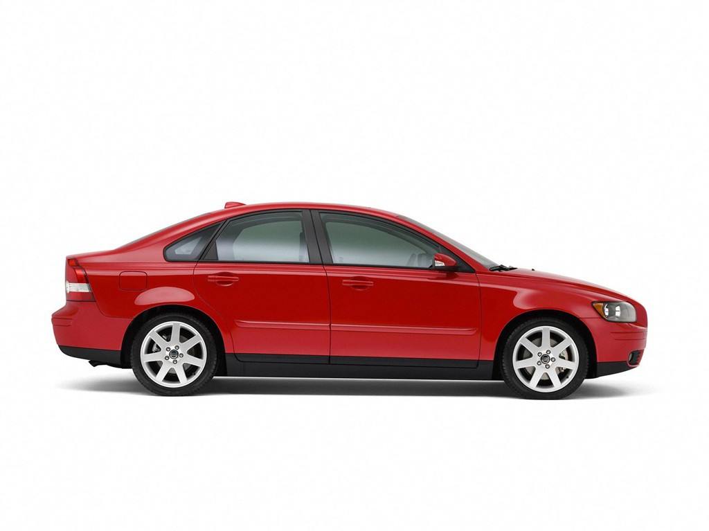 Volvo S40 recalled for engine bay cracks