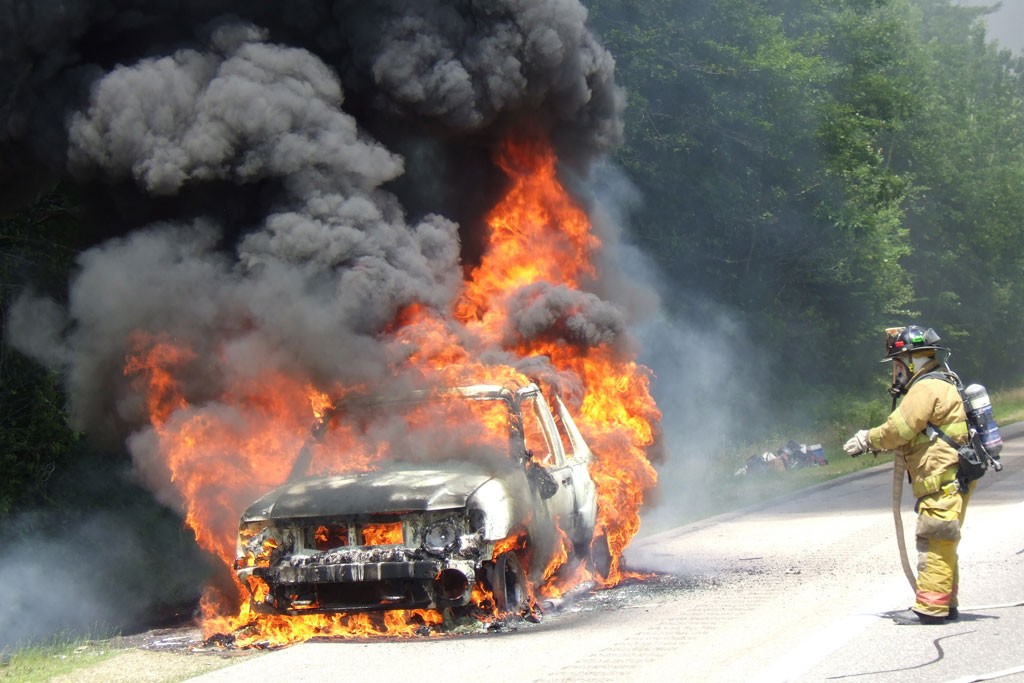 Ferrari burst into flames at Penjuru - Sgcarmart